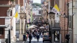 Cờ rủ tại cổng Santa Anna vào Vatican