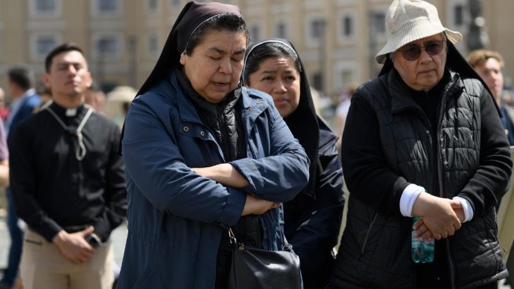 Wierni modlą się za zmarłego Papieża