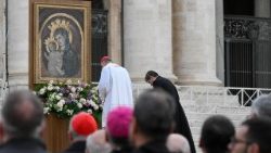 Hàng chục ngàn tín hữu tham dự giờ Kinh Mân Côi cầu nguyện cho Đức Thánh Cha Phanxicô