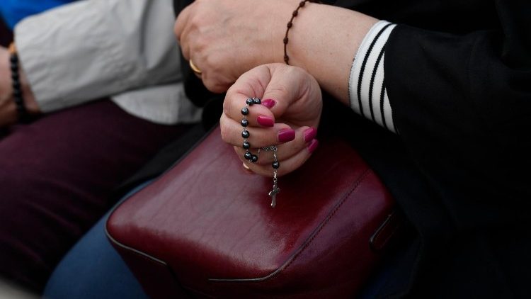 Le coroncine del Rosario tra le mani dei fedeli 