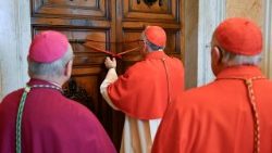 A pápa lakosztály lezárása pecséttel Ferenc pápa halálát követően 2025. április 21-én