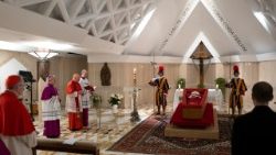 2025.04.21 Card. Kevin Joseph Farrell - Rito della Constatazione della morte del Pontefice presso la Cappella di Santa Marta 