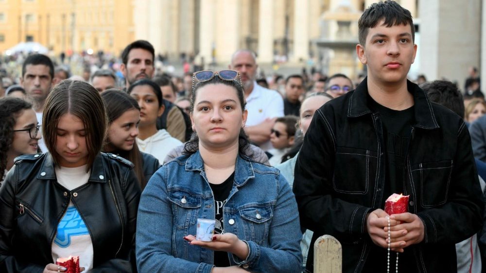 Beim Rosenkranz auf dem Petersplatz am Dienstag