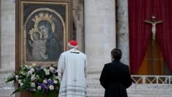 Beim Rosenkranz auf dem Petersplatz am Dienstag
