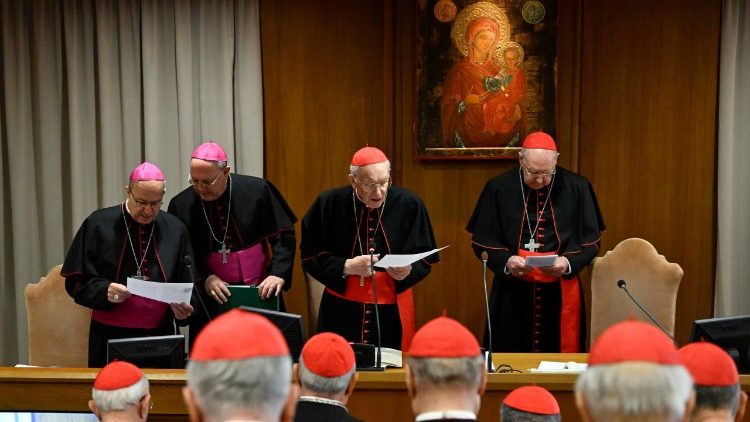 Les cardinaux réunis lors de la première congrégation générale, le 22 avril, dans la salle du Synode au Vatican. 