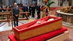 ഫ്രാൻസിസ് പാപ്പായുടെ ഭൗതികശരീരം വിശുദ്ധ പത്രോസിന്റെ ബസലിക്കയിൽ പൊതുദർശനത്തിനെത്തിച്ചപ്പോൾ