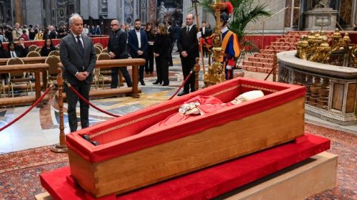 ഫ്രാൻസിസ് പാപ്പായുടെ ഭൗതികാശരീരം പൊതുദർശനത്തിനായി വിശുദ്ധ പത്രോസിന്റെ ബസലിക്കയിൽ