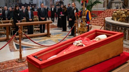 Påven Franciskus kista förseglas i en rit på fredag kväll