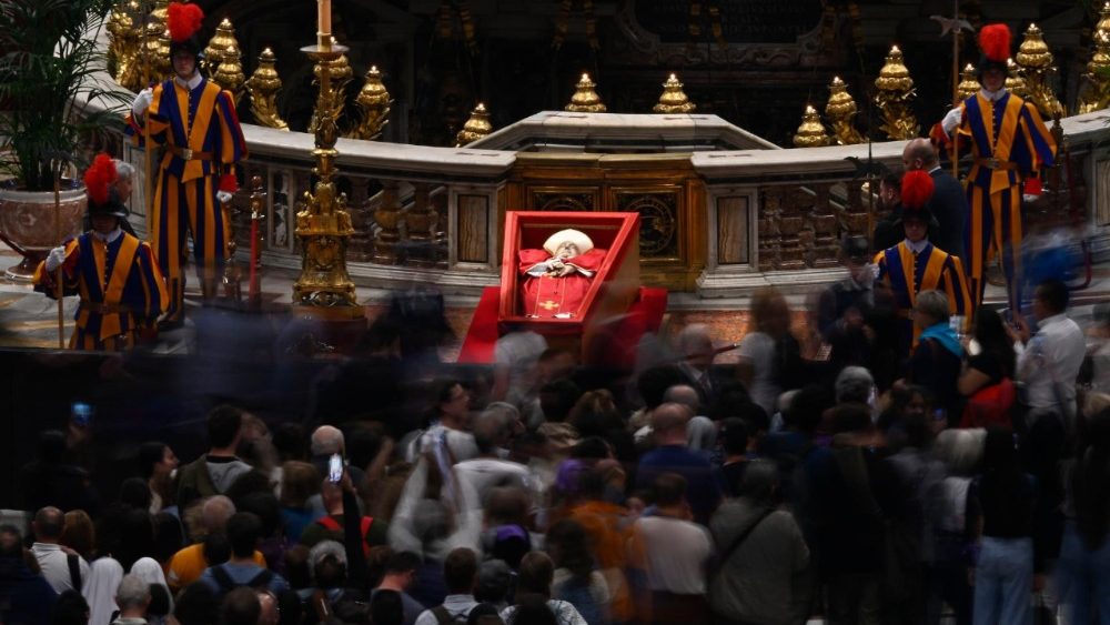 2025.04.23 Omaggio dei fedeli alla Salma di Papa Francesco 2Â°parte