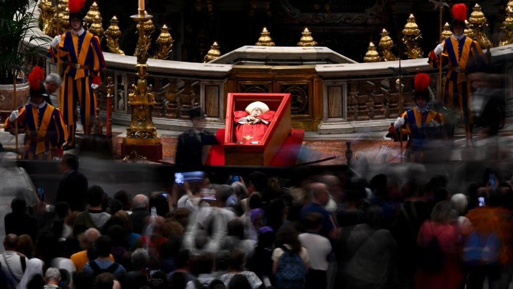 2025.04.23 Omaggio dei fedeli alla Salma di Papa Francesco 2Â°parte