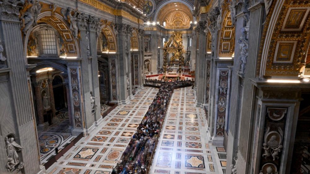 2025.04.23 Omaggio dei fedeli alla Salma di Papa Francesco 2Â°parte