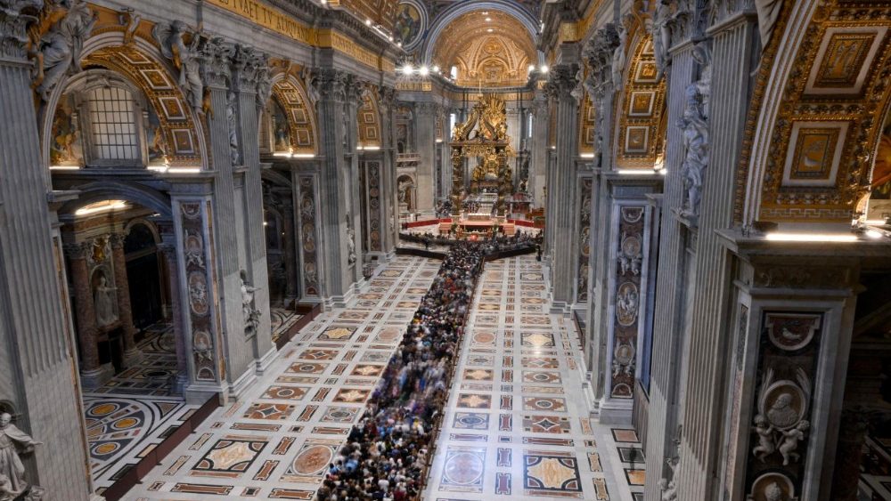 2025.04.23 Omaggio dei fedeli alla Salma di Papa Francesco 2Â°parte
