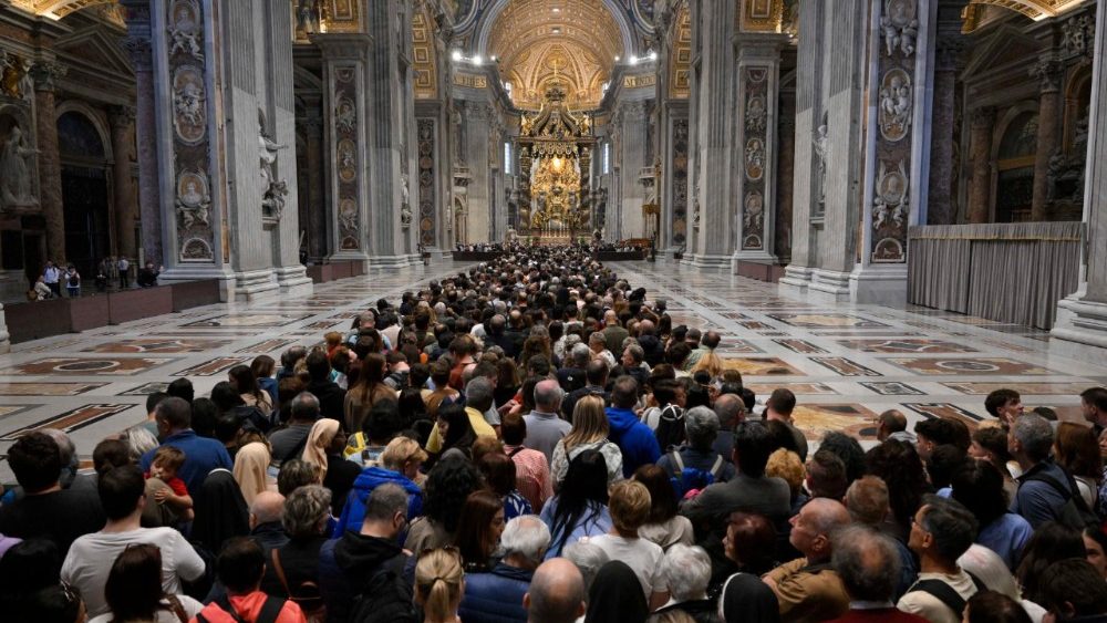 2025.04.23 Omaggio dei fedeli alla Salma di Papa Francesco 2Â°parte