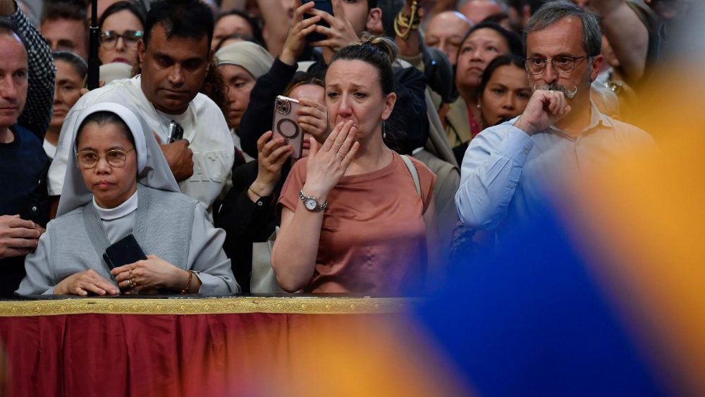 2025.04.23 Omaggio dei fedeli alla Salma di Papa Francesco