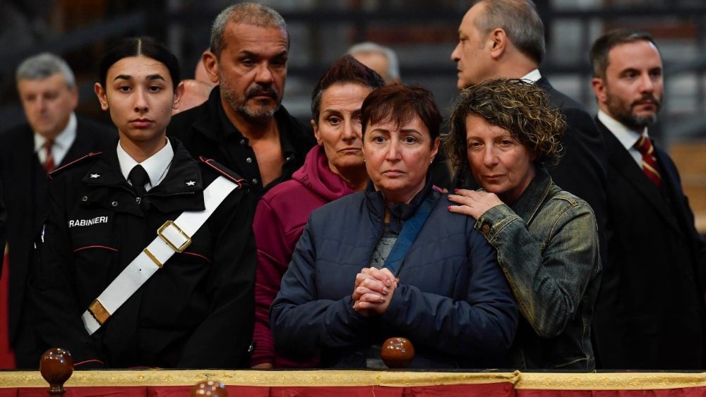 2025.04.23 Omaggio dei fedeli alla Salma di Papa Francesco