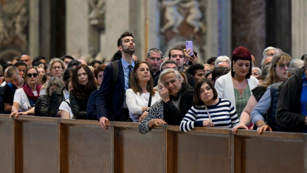 2025.04.23 Omaggio dei fedeli alla Salma di Papa Francesco