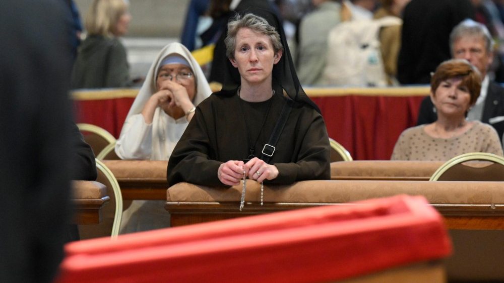 2025.04.23 Omaggio dei fedeli alla Salma di Papa Francesco