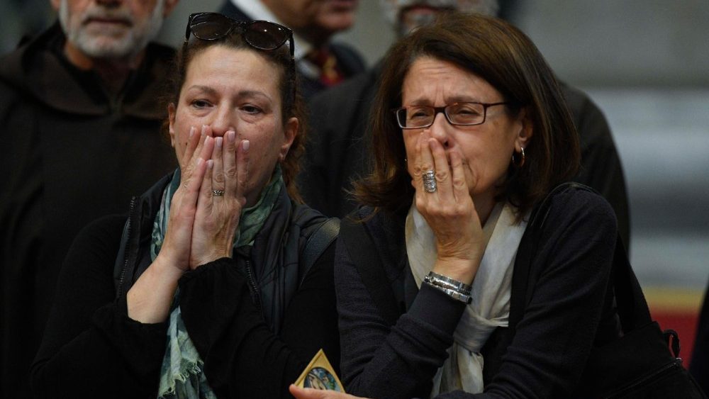 2025.04.23 Omaggio dei fedeli alla Salma di Papa Francesco