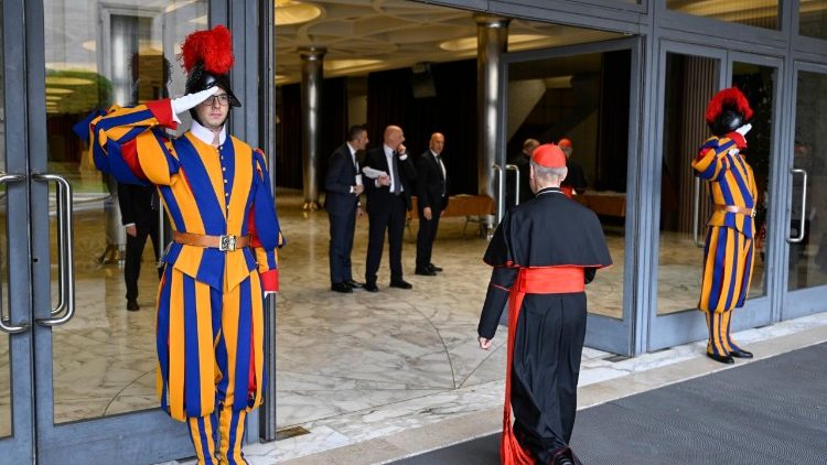 кардинал пред зала "Павел VI" за Конгрегацията 