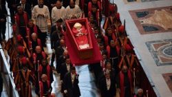 Der Leichnam von Papst Franziskus im Sarg bei der Überführung in den Petersdom