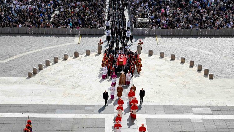 Traslado del féretro del Papa Francisco a la Basílica de San Pedro - miércoles 23 de abril de 2025.