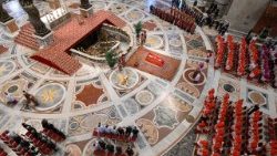 Kardinaler och troende samlas vid påvens kista i Peterskyrkan 