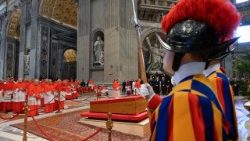 Тленните останки на папа Францис в базиликата "Свети Петър"