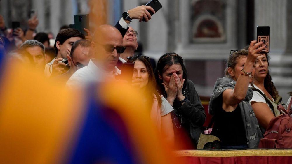 2025.04.23 Vedute Piazza San Pietro e Omaggio dei fedeli alla Salma di Papa Francesco