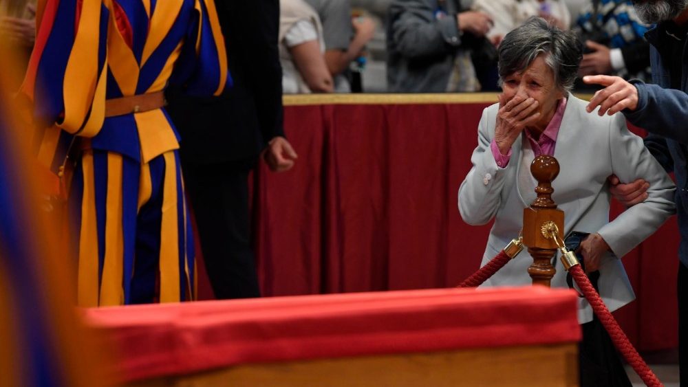 2025.04.23 Vedute Piazza San Pietro e Omaggio dei fedeli alla Salma di Papa Francesco