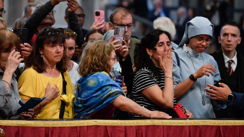 2025.04.23 Vedute Piazza San Pietro e Omaggio dei fedeli alla Salma di Papa Francesco