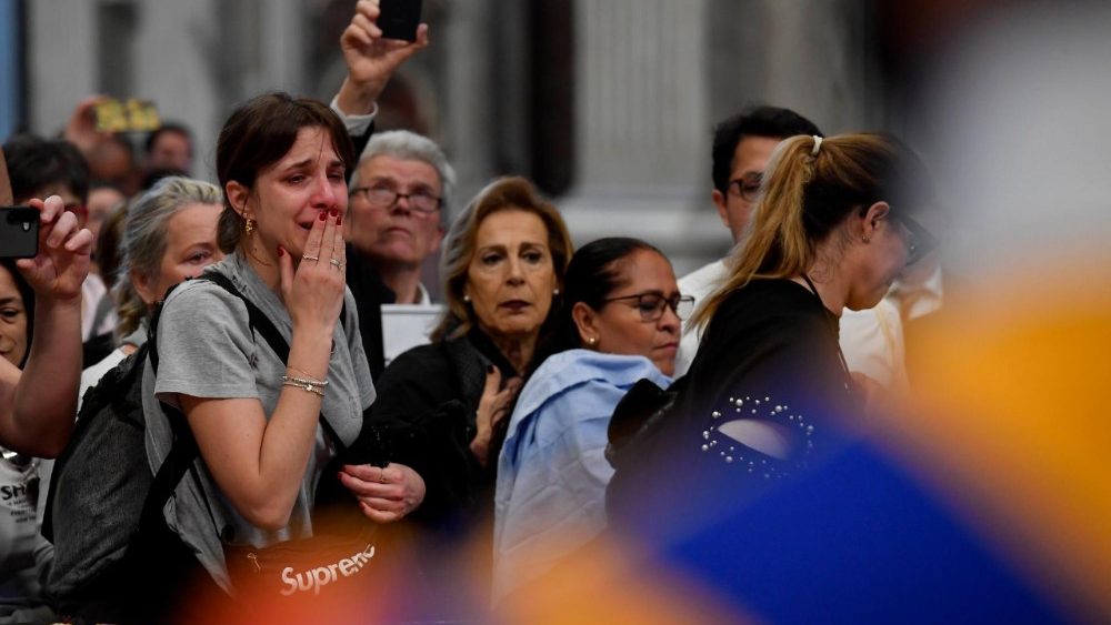 2025.04.23 Vedute Piazza San Pietro e Omaggio dei fedeli alla Salma di Papa Francesco