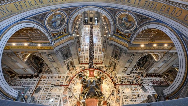 Blick aus der Kuppel des Petersdoms auf den Sarg mit der sterblichen Hülle von Papst Franziskus