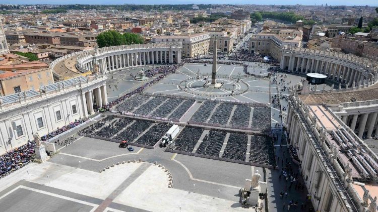 Fieles de todo el mundo se congregan en Roma para despedir al Papa Francisco.