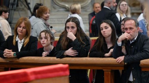 L'émotion des fidèles devant la dépouille du Pape François