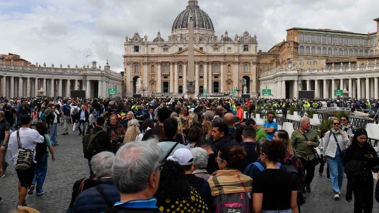 No primeiro dia de exposição do corpo, peregrinos chegaram a ficar 8h na fila
