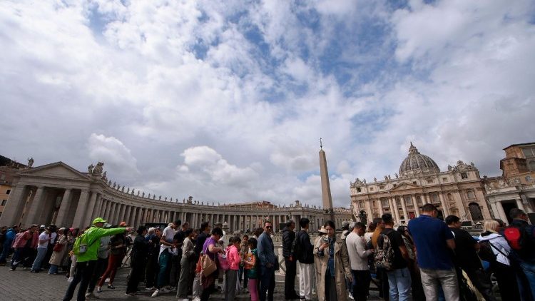 Piazza San Pietro gremita di fedeli 