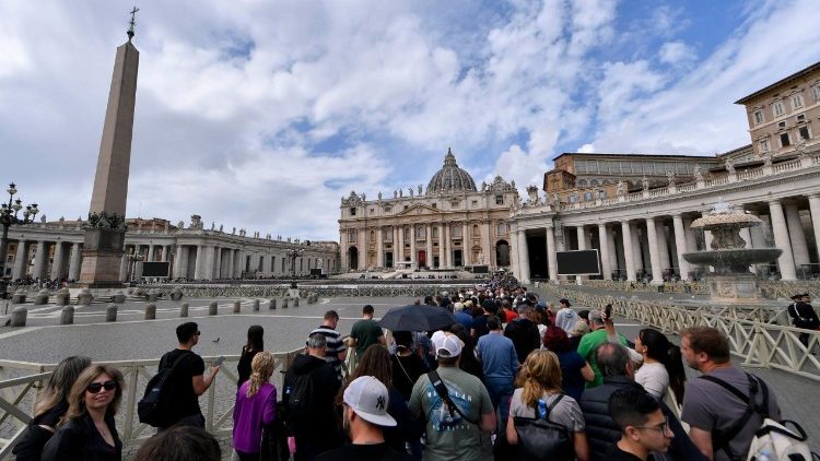 Omagiul credincioșilor adus regretatului papă Francisc
