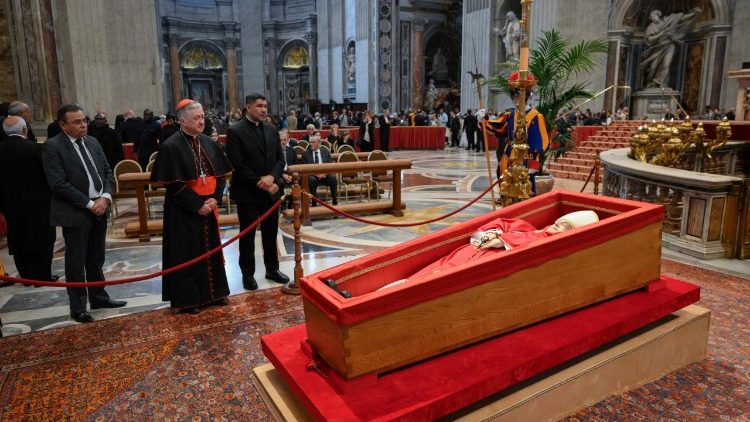 2025.04.24 Omaggio dei fedeli alla Salma di Papa Francesco 3°parte