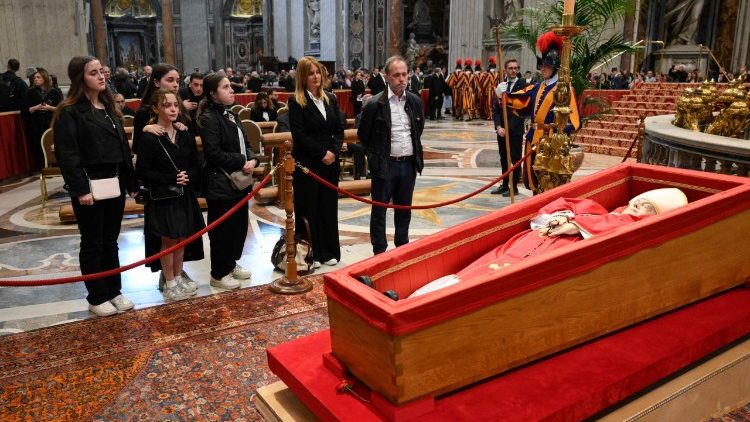 Umati unaendelea kuaga mwili wa Papa Francisko