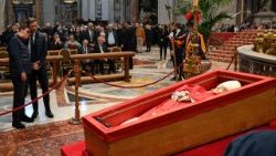 Do piątku wierni mogą odwiedzać trumnę z ciałem Franciszka wystawioną w Bazylice Świętego Piotra