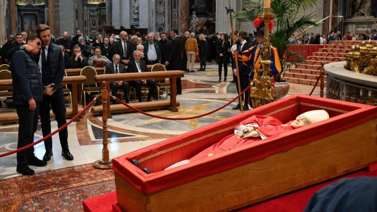 Do piątku wierni mogą odwiedzać trumnę z ciałem Franciszka wystawioną w Bazylice Świętego Piotra