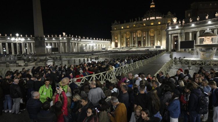 Wierni czekający w kolejce do Bazyliki Watykańskiej, by pożegnać Ojca Świętego Franciszka 