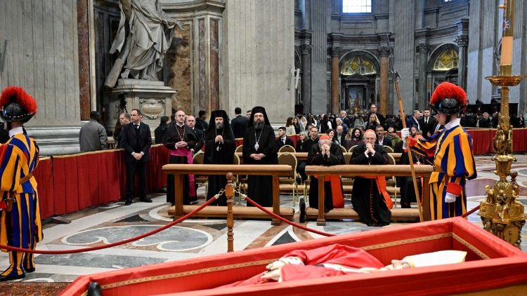 Projevy úcty zesnulému papeži Františkovi