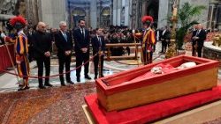 W Bazylice Świętego Piotra hołd Franciszkowi oddało ponad 150 tys. osób