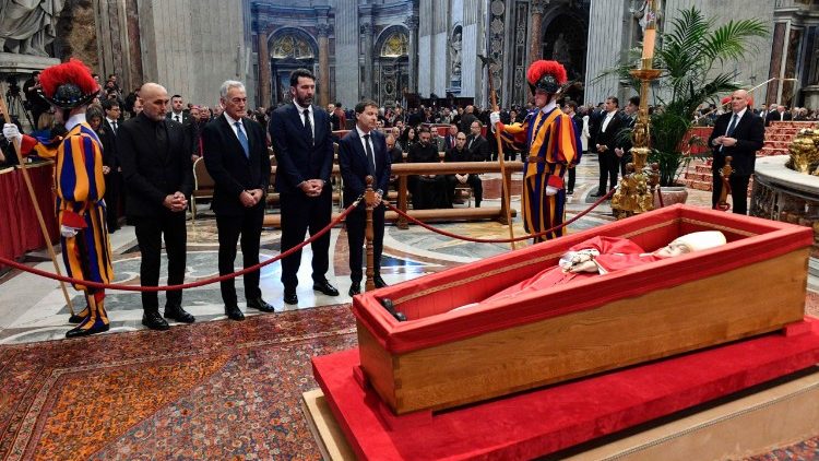 W Bazylice Świętego Piotra hołd Franciszkowi oddało ponad 150 tys. osób