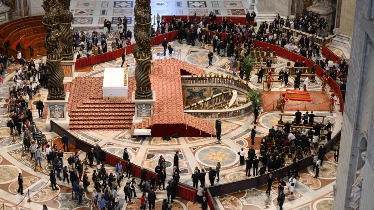 Rzesze osób oddawały hołd zmarłemu Papieżowi Franciszkowi