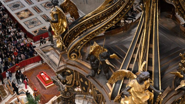 2025.04.25 Omaggio dei fedeli alla Salma di Papa Francesco 4Â°parte