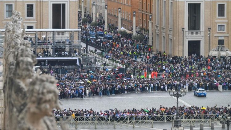 Homenaje de los fieles al Papa Francisco, viernes 25 de abril de 2025.