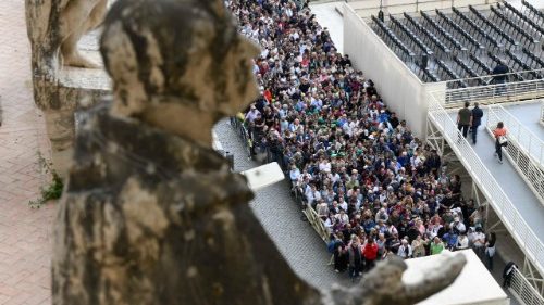 Senzatetto, giovani in cerca di fede, appassionati di calcio: la lunga fila che saluta il Papa