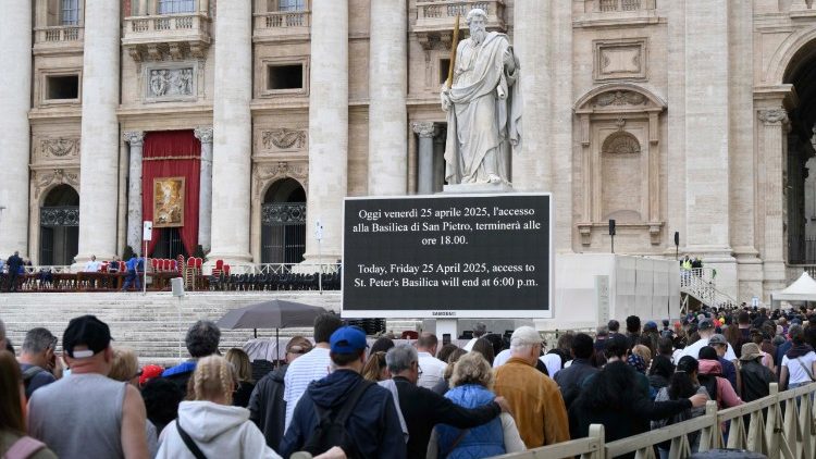 Žmonių eilė prie Šv. Petro bazilikos